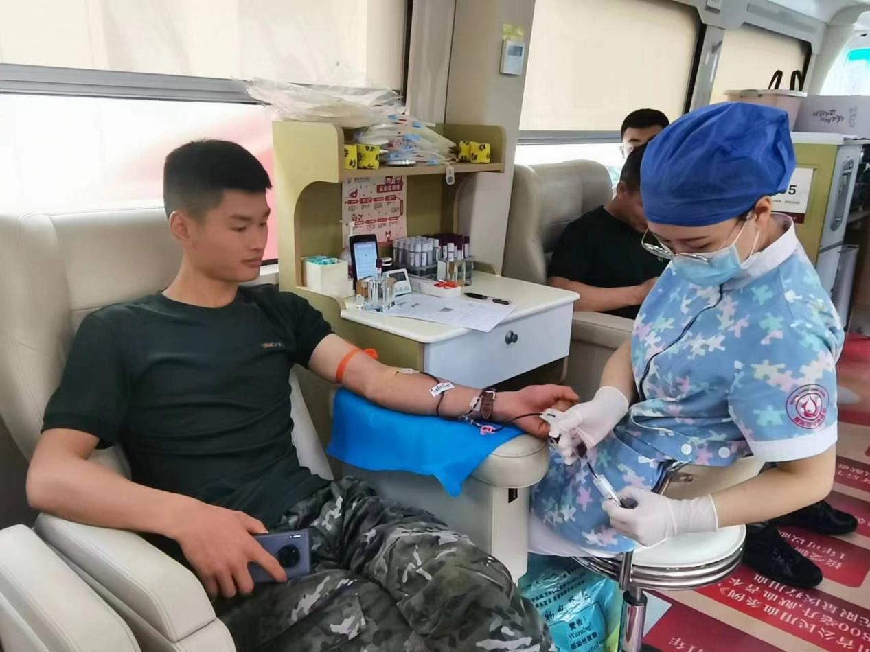 绵竹市玉泉镇退役军人志愿者开展志愿献血活动