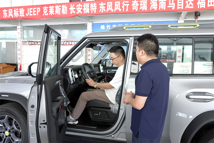 一位市民正在选新车。绵竹市融媒体中心供图