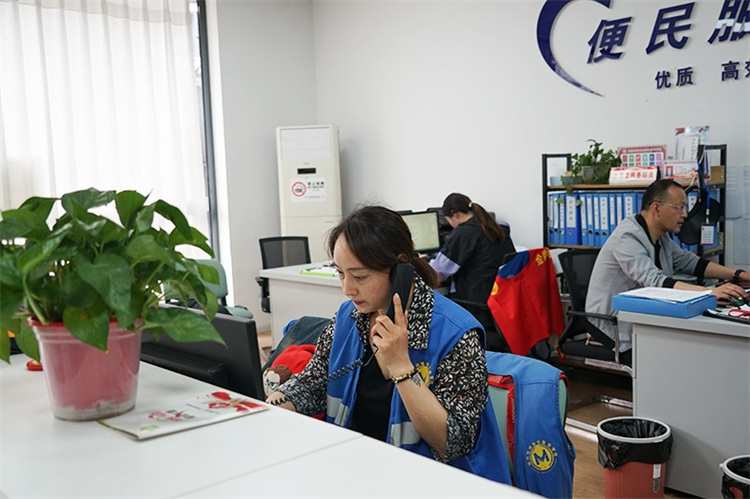 社区接线员接听市民打来的热线。绵竹市融媒体中心供图